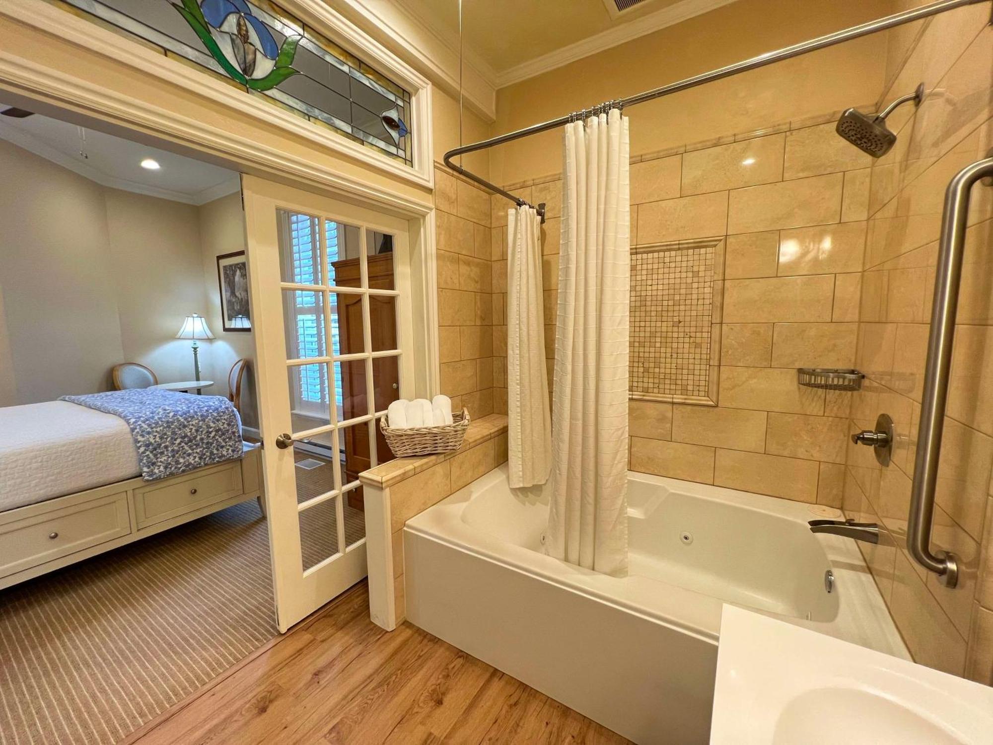 Best Western Grandma'S Feather Bed Mendenhaven Exterior photo