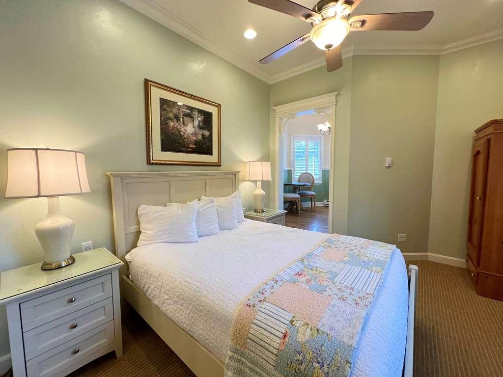 Best Western Grandma'S Feather Bed Mendenhaven Room photo